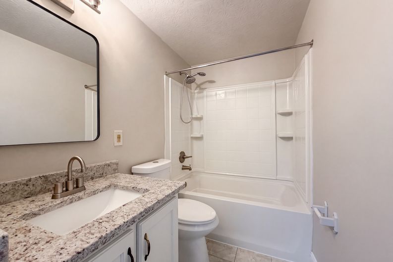 Photo 18 of 33 of 2891 Grosvenor Dr, Cincinnati, OH