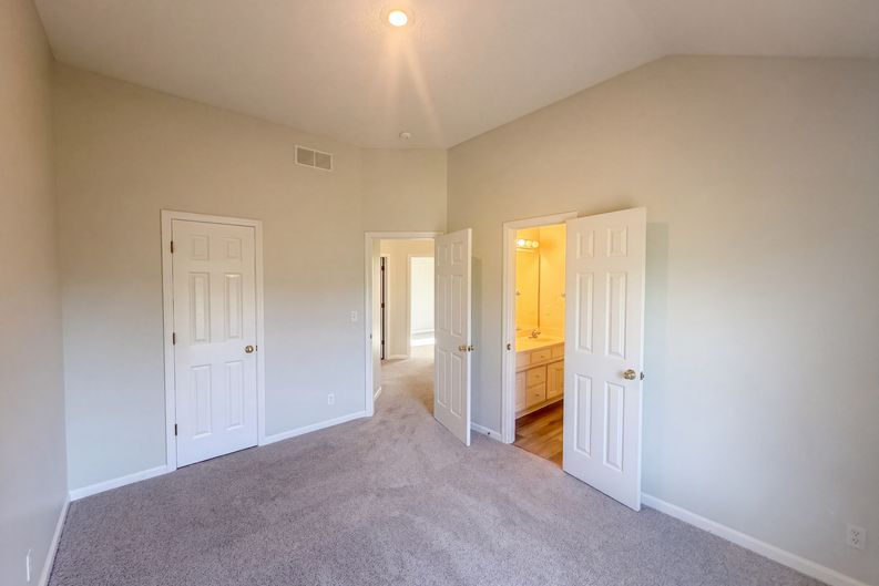Photo 9 of 25 of 7825 W 143rd Pl, Overland Park, KS