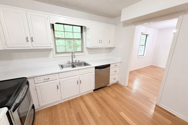 Photo 10 of 23 of 4558 Coopers Creek Pl SE, Smyrna, GA