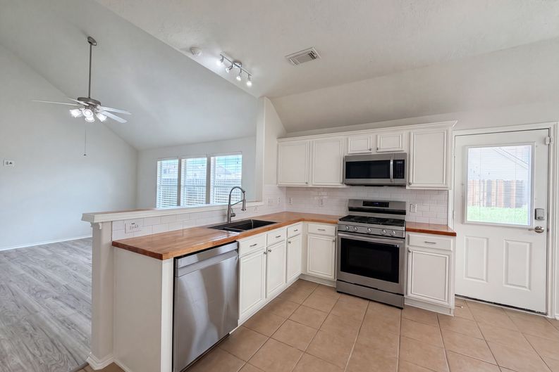 Photo 11 of 22 of 20615 Sandy Bay Ln, Katy, TX