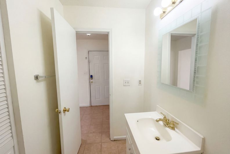 Photo 11 of 31 of 5328 Ridge Forest Dr, Stone Mountain, GA