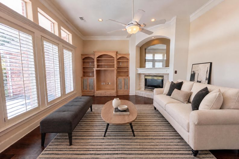 Photo 3 of 29 of 619 Edgewood Ln, Red Oak, TX
