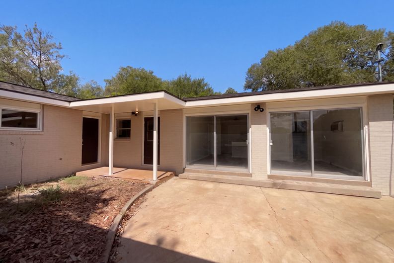Photo 23 of 26 of 1205 G St, Floresville, TX