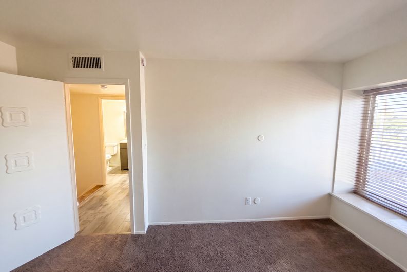 Photo 8 of 17 of 8446 N 34th Dr, Phoenix, AZ