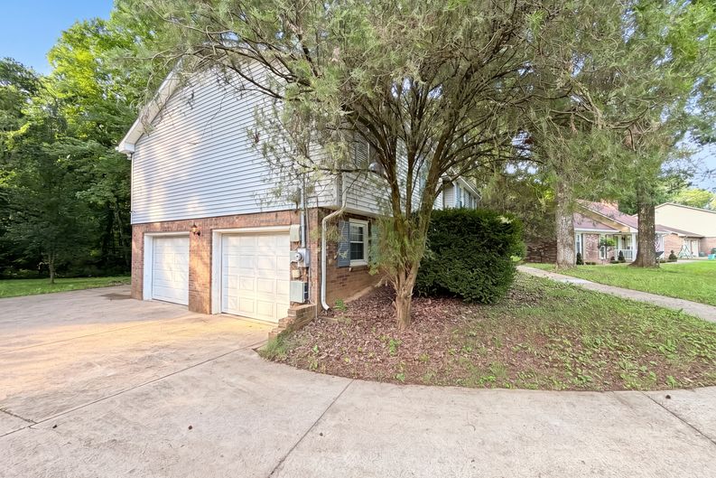Photo 17 of 20 of 166 Kirby Dr, Clarksville, TN
