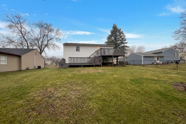 Photo 5 of 18 of 7739 Inverness Dr, Indianapolis, IN