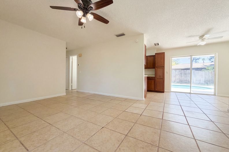Photo 7 of 24 of 909 Winchester Ct, Brandon, FL