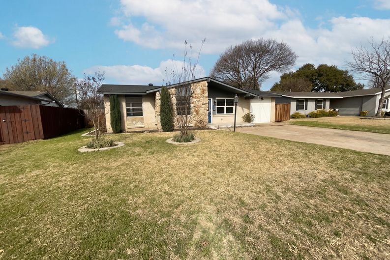 Photo 10 of 17 of 8541 Strathmore Dr, Dallas, TX