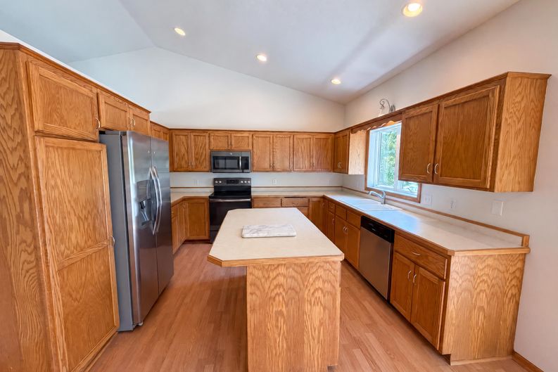Photo 6 of 34 of 8763 Autumn Oaks Dr, Rockford, MN