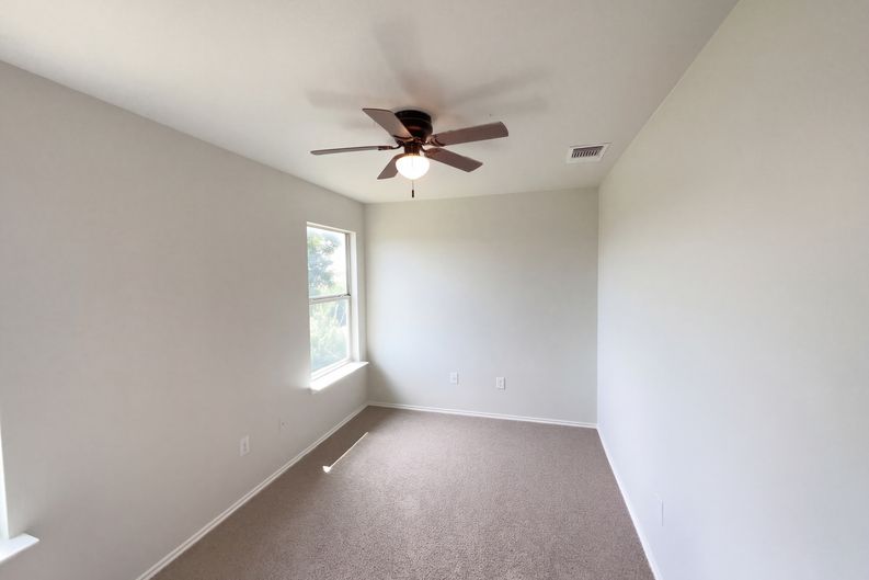 Photo 15 of 23 of 9420 Dublin Grn, San Antonio, TX