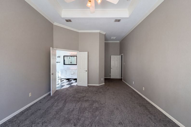 Photo 4 of 24 of 2404 Royal Birkdale Dr, Plano, TX