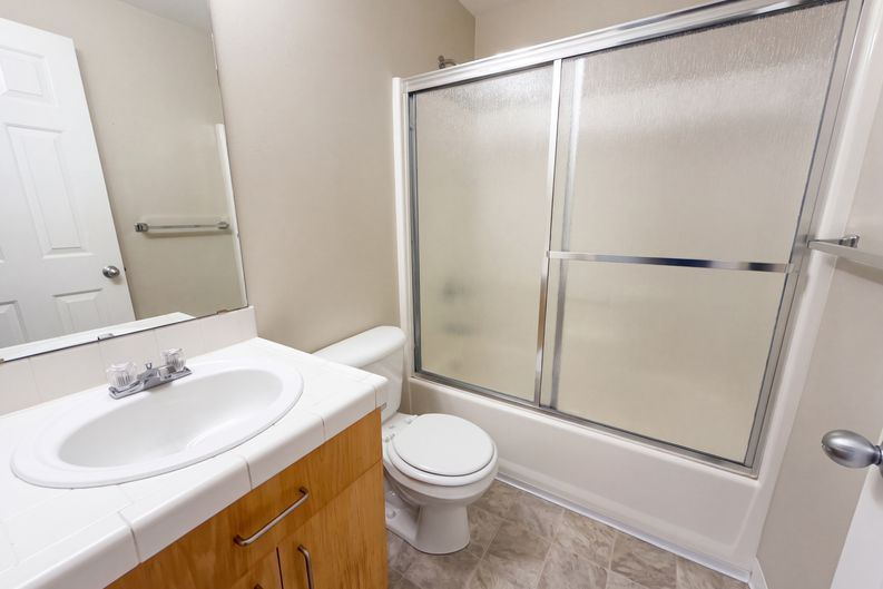Photo 10 of 18 of 571 SW 207th Ave, Beaverton, OR