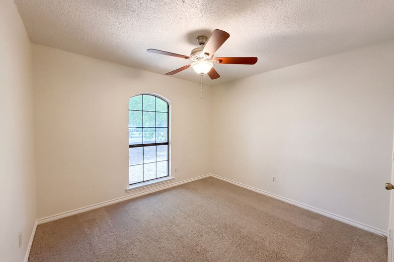 Photo 10 of 21 of 133 Jason Dr, Red Oak, TX