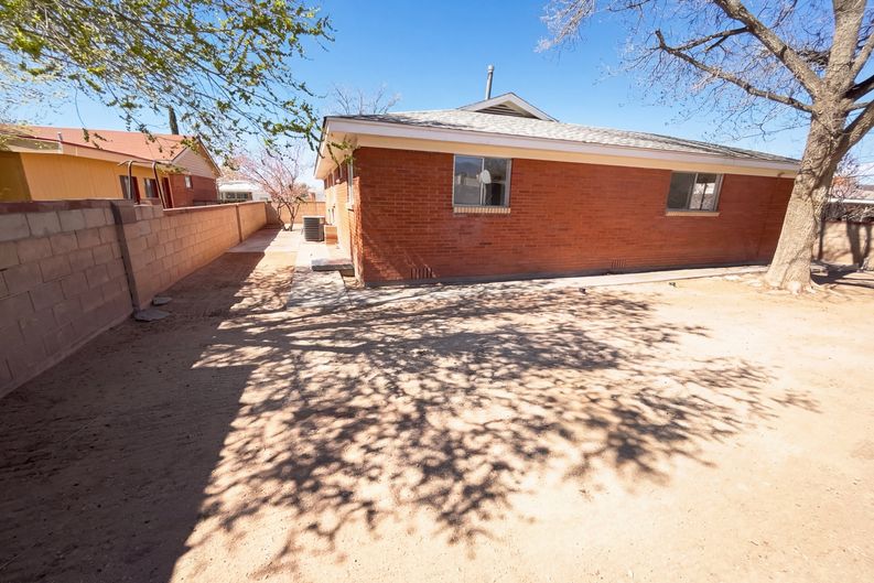 Photo 5 of 22 of 628 Florida St SE, Albuquerque, NM