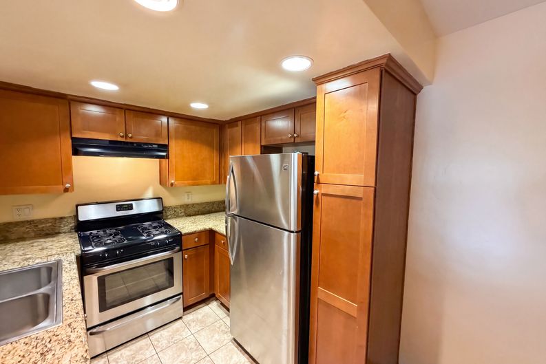 Photo 8 of 31 of 920 S Palmetto Ave, Ontario, CA