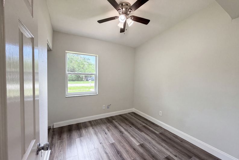 Photo 9 of 21 of 1502 Daroca Dr, Deltona, FL