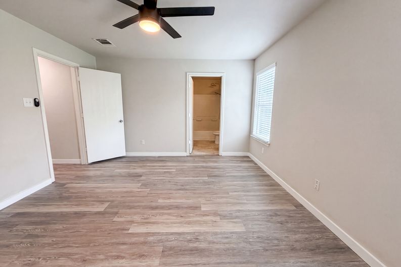 Photo 4 of 16 of 1076 Shadow Creek Blvd, Buda, TX
