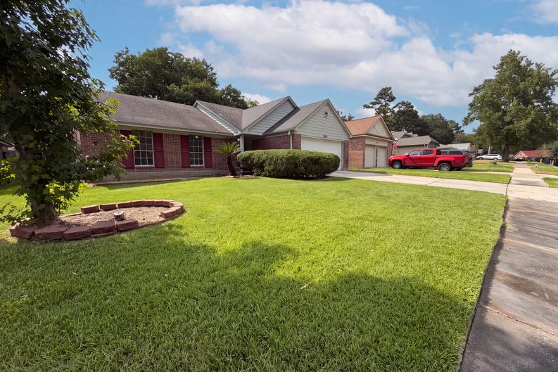 Photo 15 of 17 of 4011 Hunnington Dr, Conroe, TX