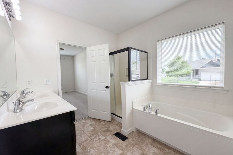 Photo 6 of 22 of 1034 Sweet River Dr, Saint Paul, MO