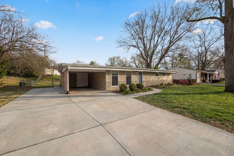 Photo 7 of 19 of 510 Wicklow Dr, Ballwin, MO