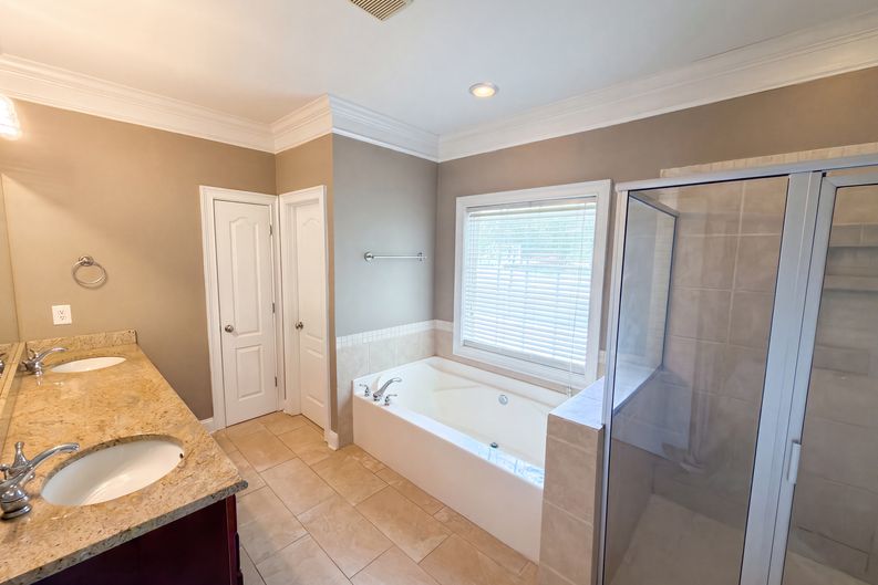 Photo 12 of 22 of 9721 Arlington Oaks Dr, Charlotte, NC