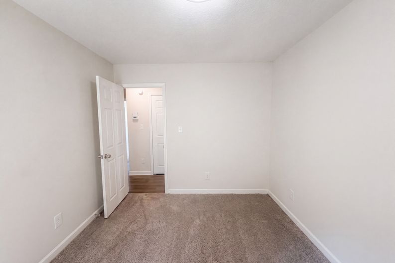 Photo 9 of 17 of 2110 Carlisle Way, High Point, NC