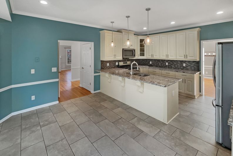 Photo 17 of 68 of 1370 Providence Dr, Lawrenceville, GA
