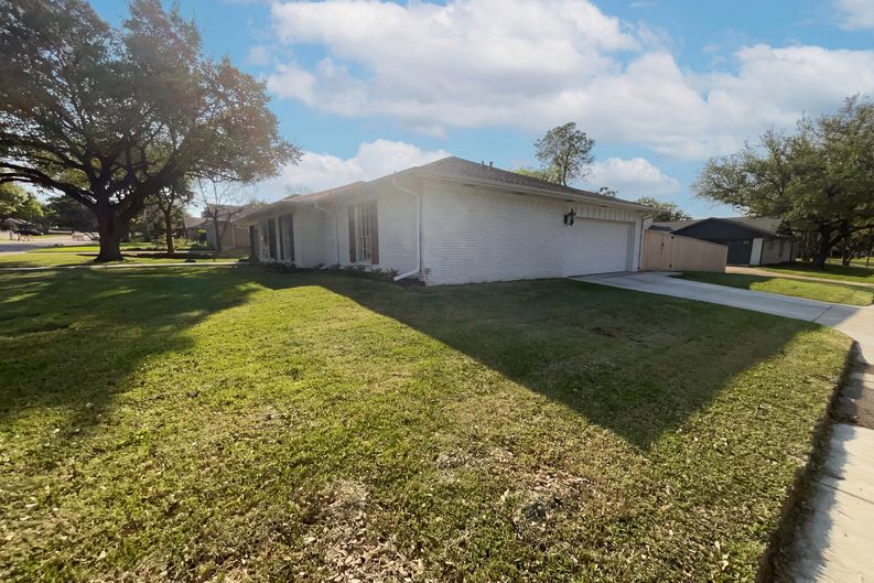 Photo 17 of 19 of 2800 N Surrey Dr, Carrollton, TX