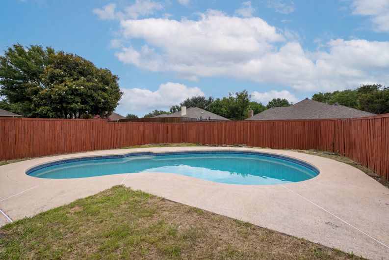Photo 15 of 17 of 1604 Danube Ln, Plano, TX