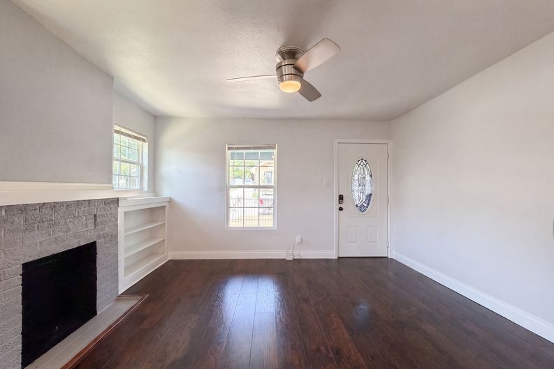 Photo 7 of 17 of 2832 Avenue I, Fort Worth, TX