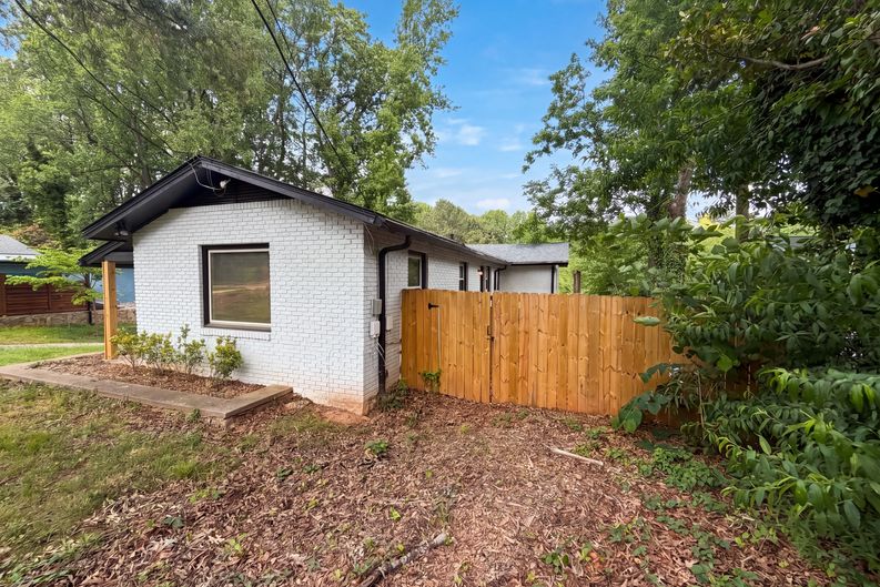 Photo 8 of 30 of 3807 Greenhill Dr, Atlanta, GA
