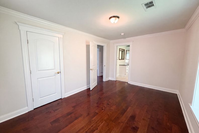 Photo 4 of 20 of 829 W 2nd North St, Summerville, SC