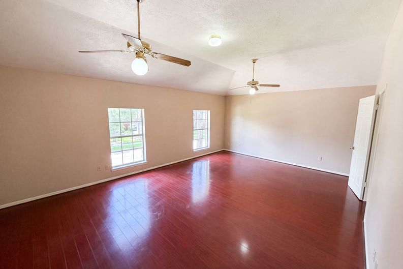 Photo 4 of 28 of 4215 River Ranch Dr, Pasadena, TX