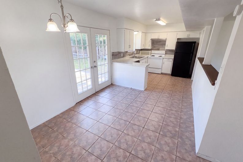 Photo 12 of 27 of 736 W Borden St, Sinton, TX