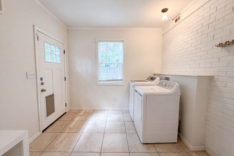 Photo 15 of 21 of 1773 Sylvan Rd SW, Atlanta, GA