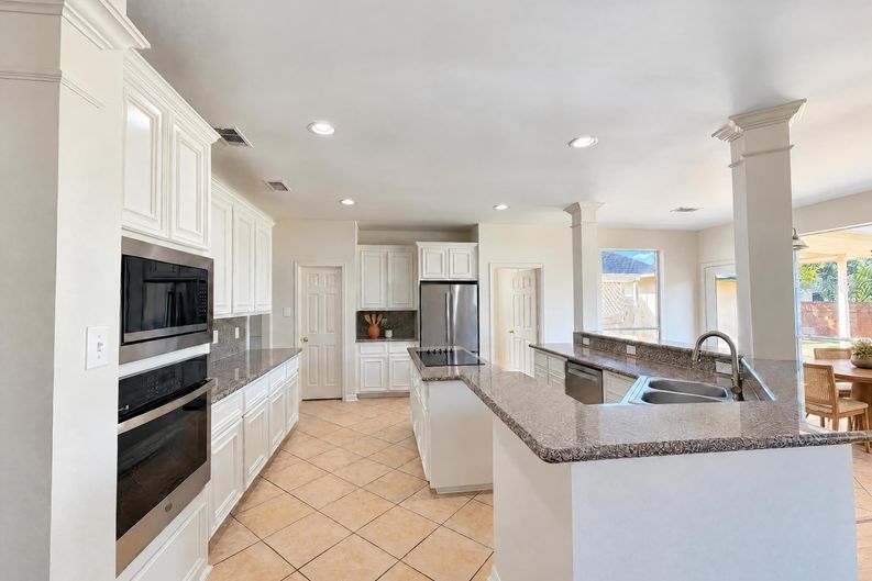 Photo 6 of 30 of 3407 Woodbine Pl, Pearland, TX