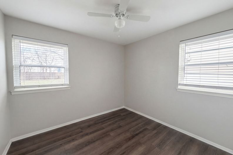 Photo 12 of 16 of 208 NW Summercrest Blvd, Burleson, TX