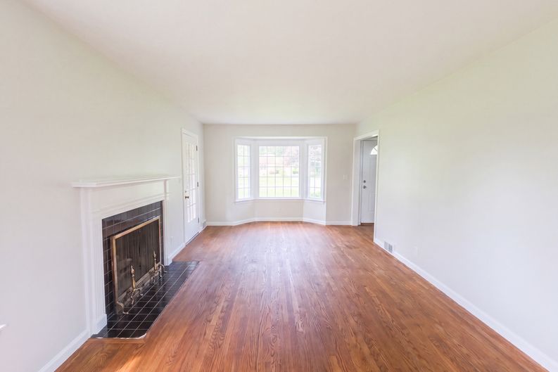 Photo 5 of 35 of 1408 Genesee Ave NE, Warren, OH