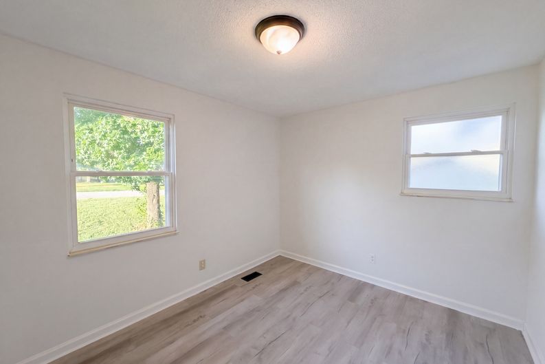 Photo 4 of 27 of 7301 Meadowbrook Cir, Knoxville, TN