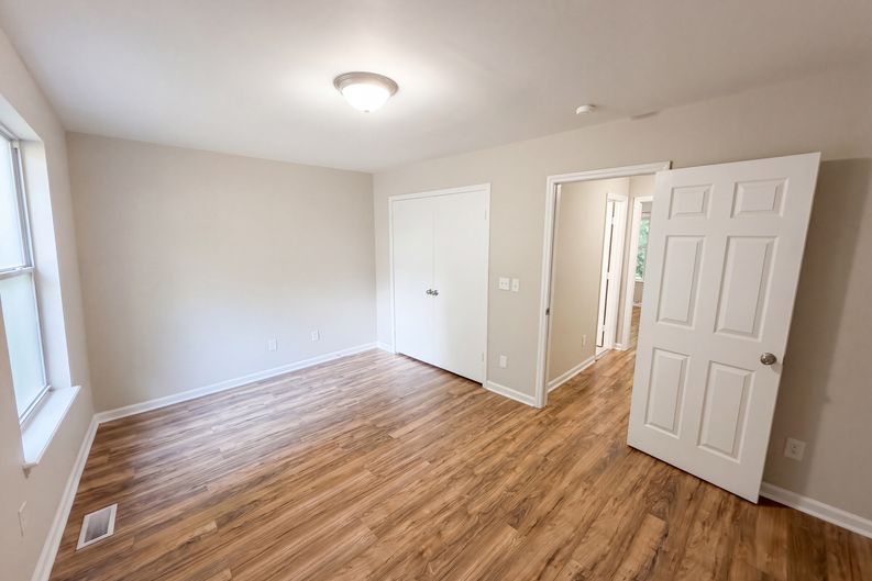 Photo 4 of 19 of 4037 Briarhill Dr, Charlotte, NC