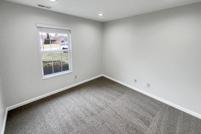 Photo 10 of 24 of 6614 Sparrowood Dr, Indianapolis, IN