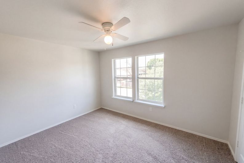 Photo 11 of 23 of 9420 Dublin Grn, San Antonio, TX