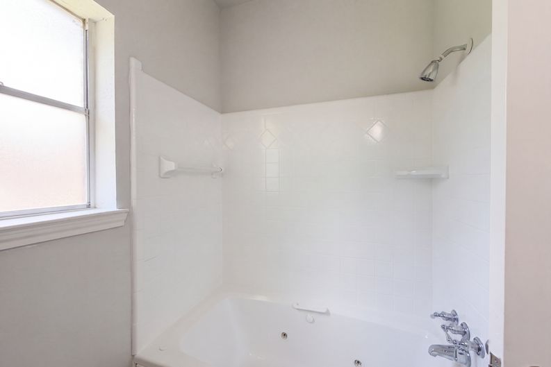 Photo 17 of 23 of 1102 Londonderry Ave, Friendswood, TX