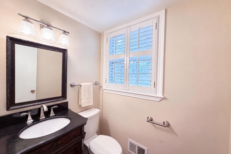 Photo 16 of 27 of 840 Highland Crest Dr, Nashville, TN