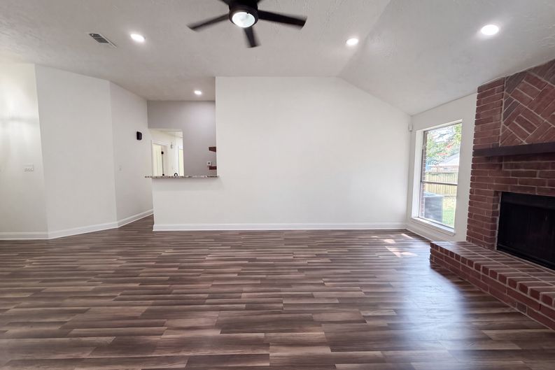 Photo 6 of 17 of 4011 Hunnington Dr, Conroe, TX