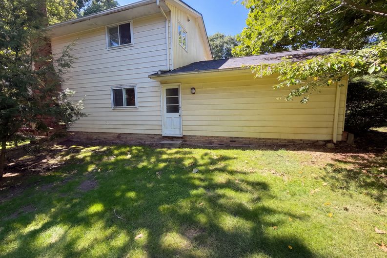 Photo 20 of 26 of 33170 Ledge Hill Dr, Solon, OH