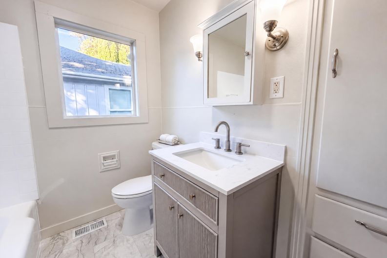 Photo 16 of 23 of 563 Manbrin Dr N, Keizer, OR