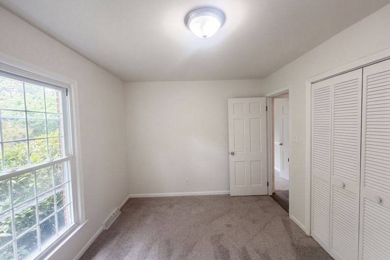 Photo 11 of 15 of 505 Leawood Dr, Greensboro, NC