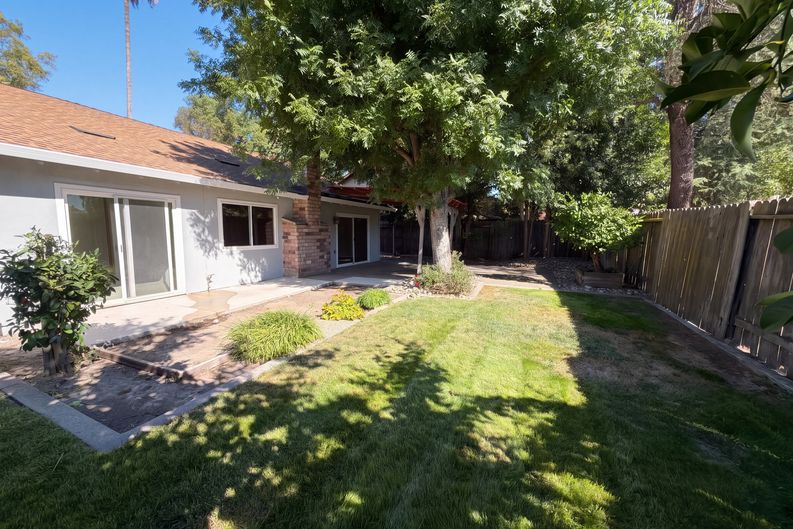 Photo 5 of 36 of 6800 Havenhurst Dr, Sacramento, CA