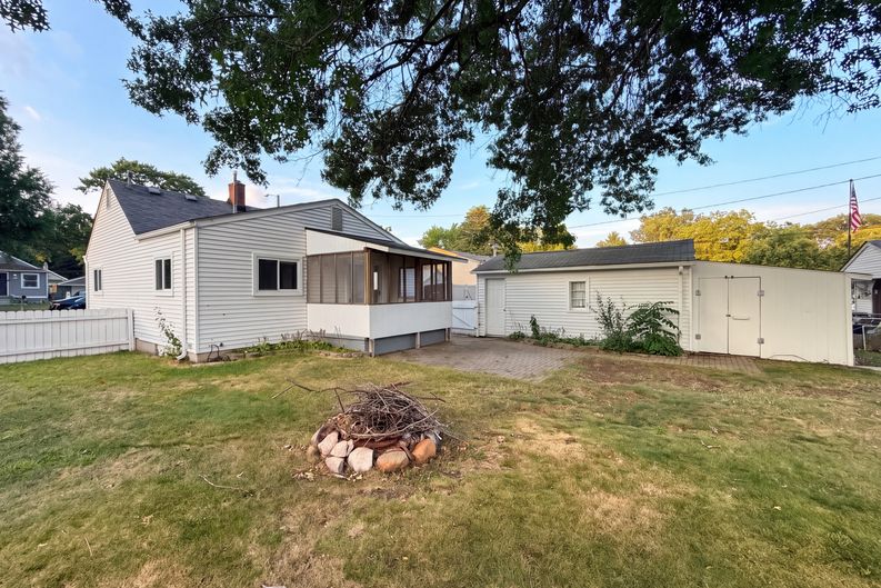 Photo 5 of 16 of 35115 University St, Westland, MI